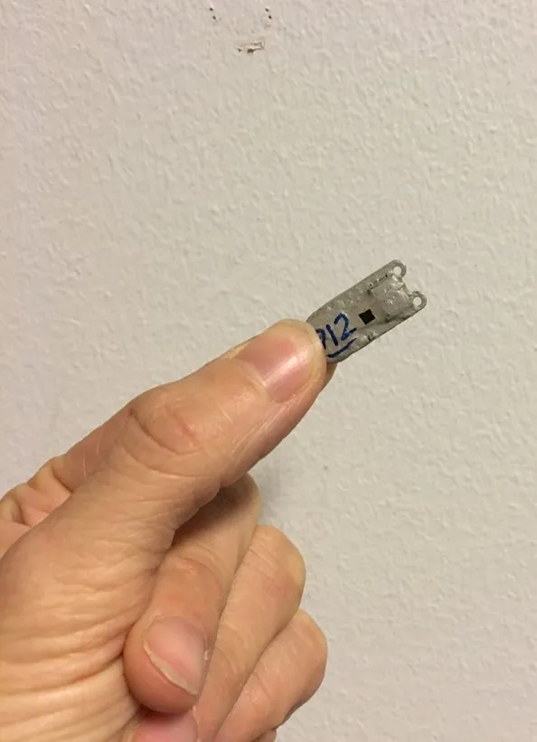 A tiny data logger between human fingertips. Photo